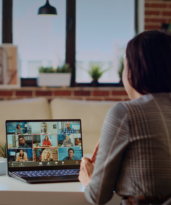 Persona participando en un webinar desde un portátil