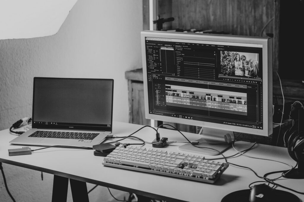 Estación de trabajo con computadora y portátil dedicadas a edición de video