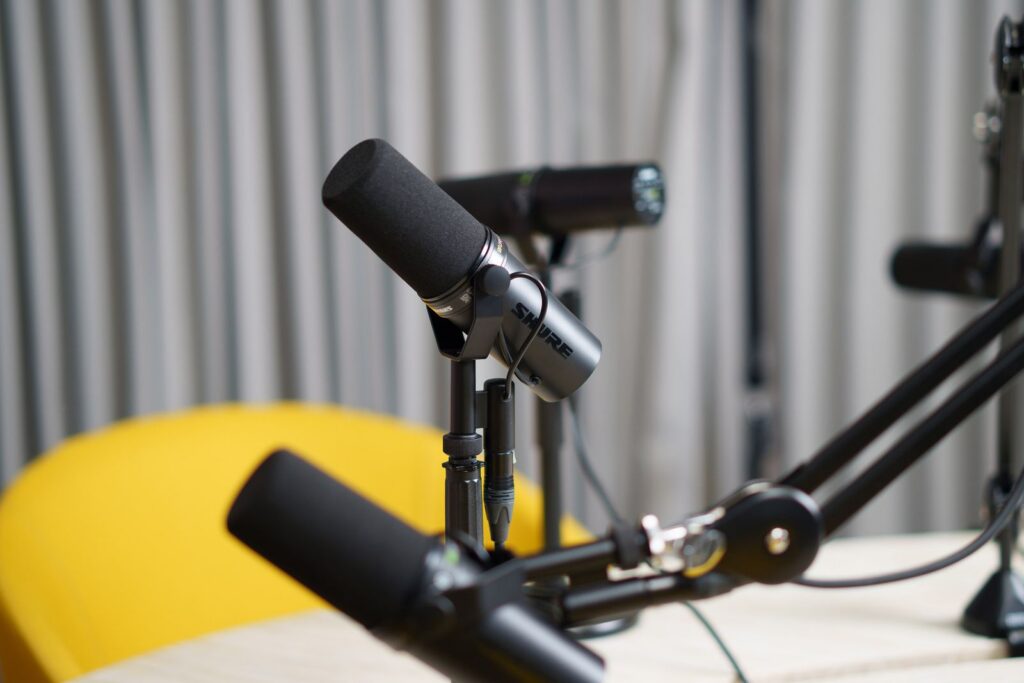 Micrófono profesional instalado en un estudio para grabación de voz y pódcast