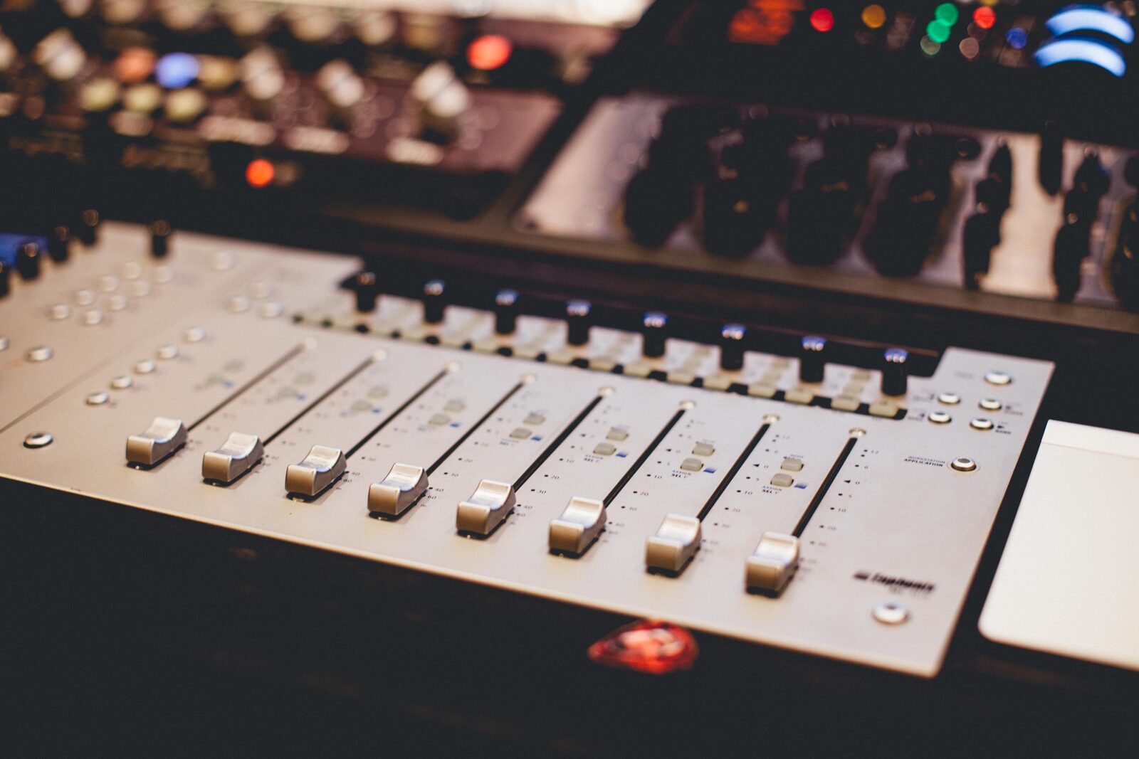 Consola de mezcla utilizada en un estudio de producción musical