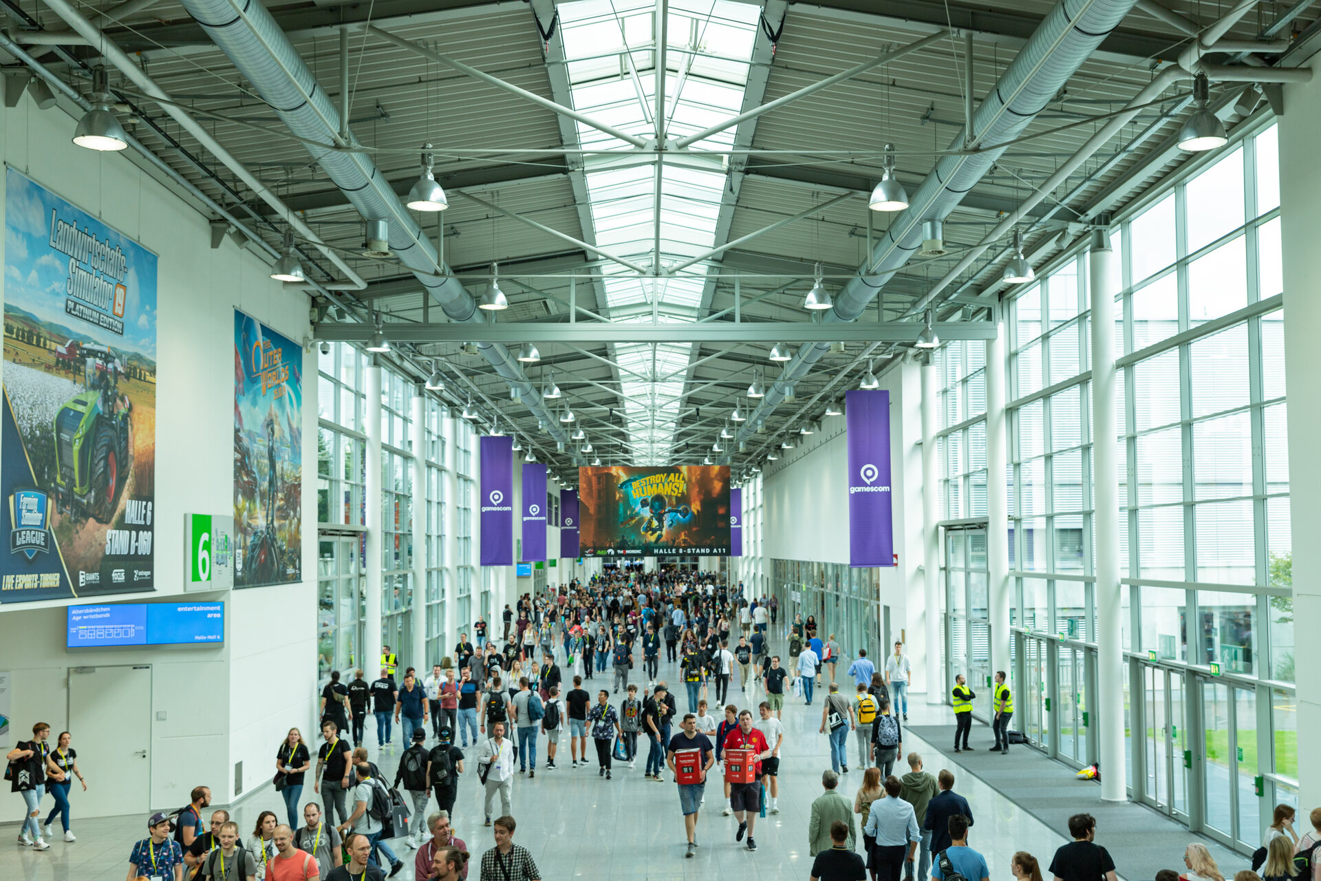 Visitantes recorren los pabellones de Gamescom durante una exposición internacional de videojuegos.