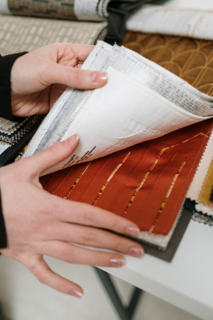 Manos comparando muestras textiles de diferentes colores y texturas