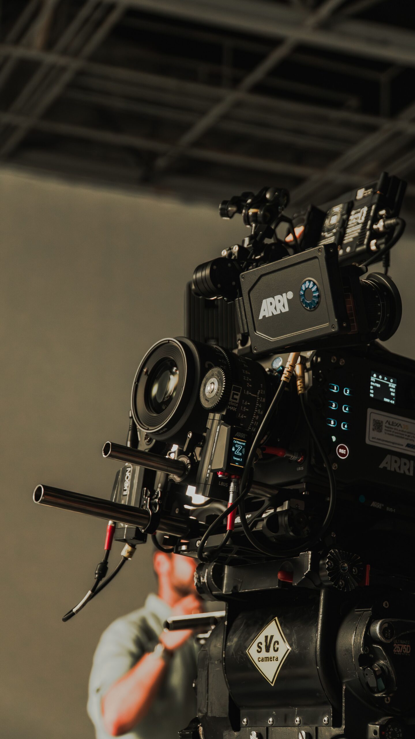 Cámara de cine profesional montada en un set de producción audiovisual