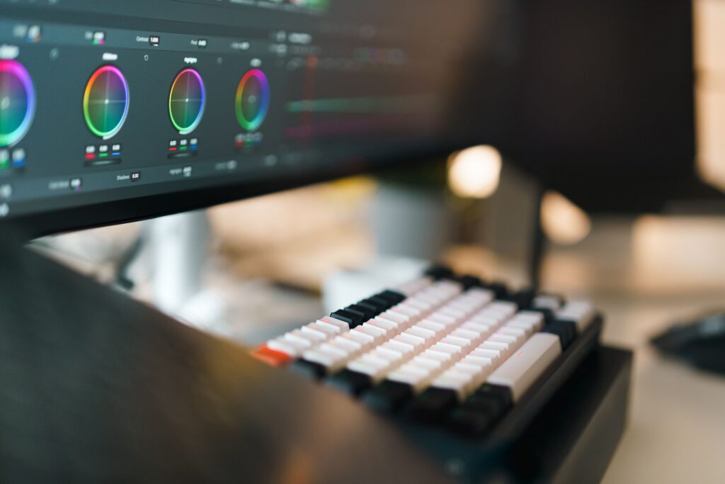 Estación profesional de edición de video con herramientas de corrección de color