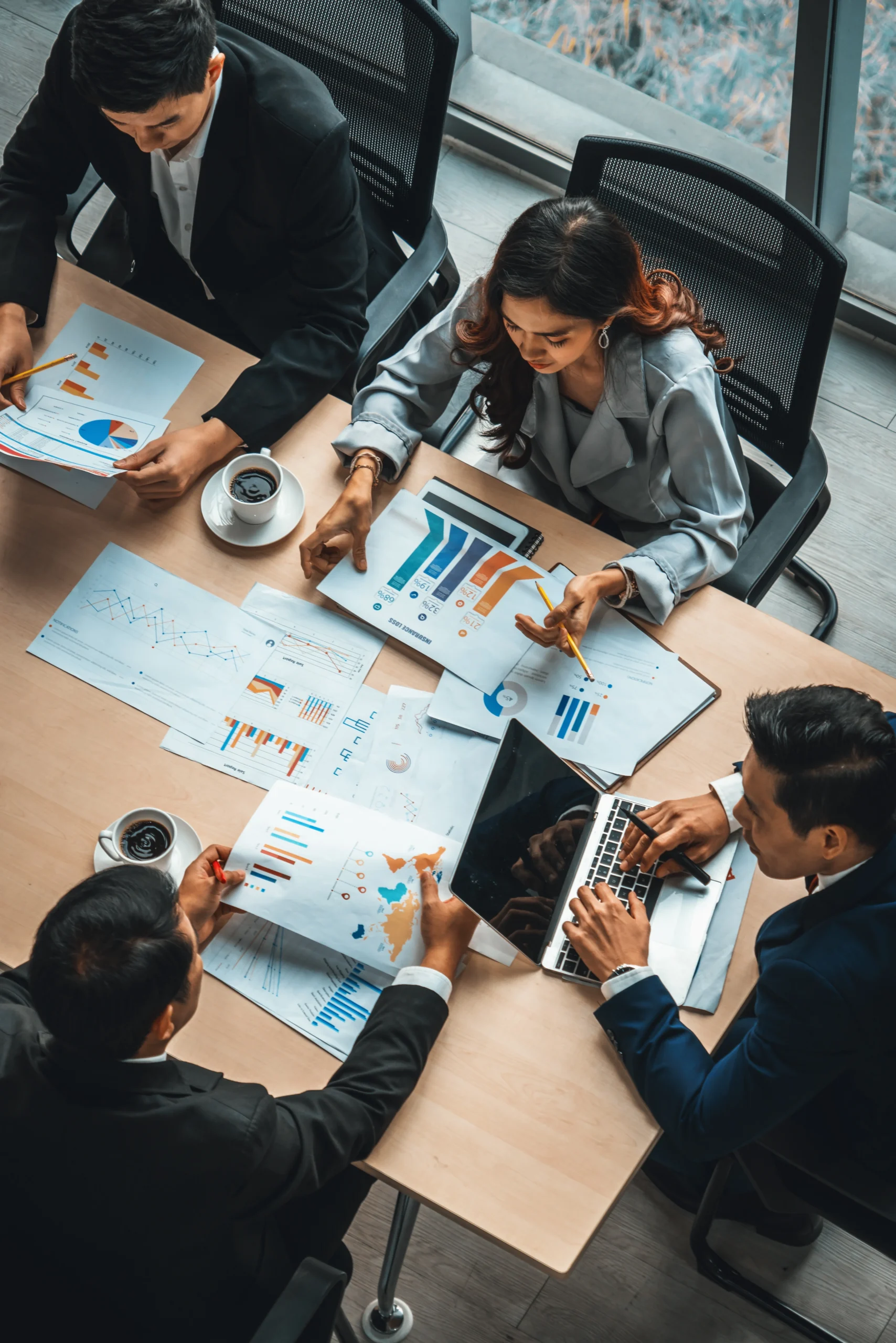 Equipo analizando información y contenidos de comunicación