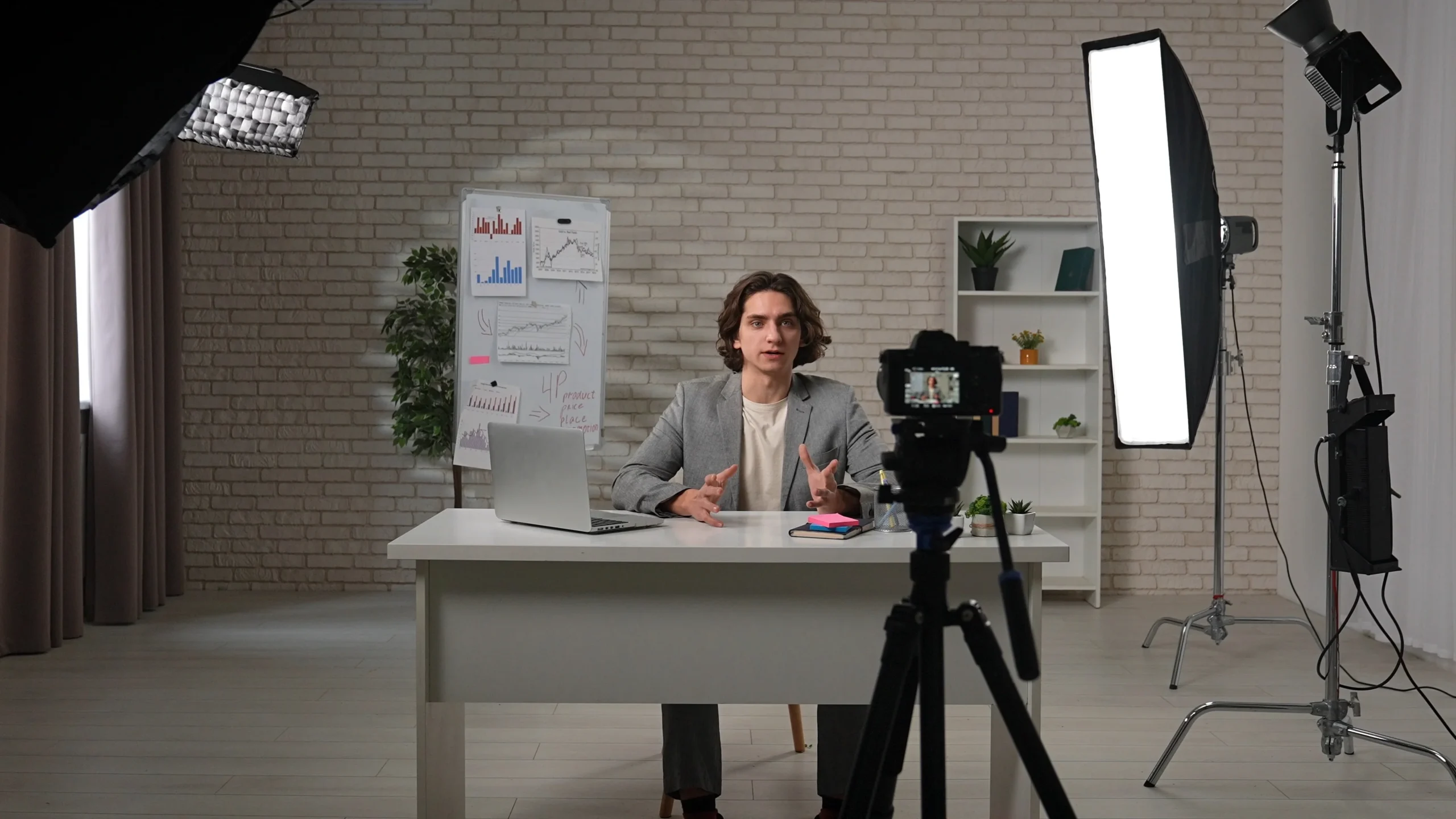 Profesional presentando un proyecto de negocios frente a cámara