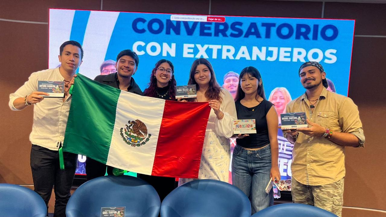 Aura y Sara durante su experiencia en Colombia