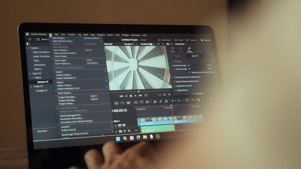 Pantalla de una computadora portátil con una línea de tiempo de edición de video