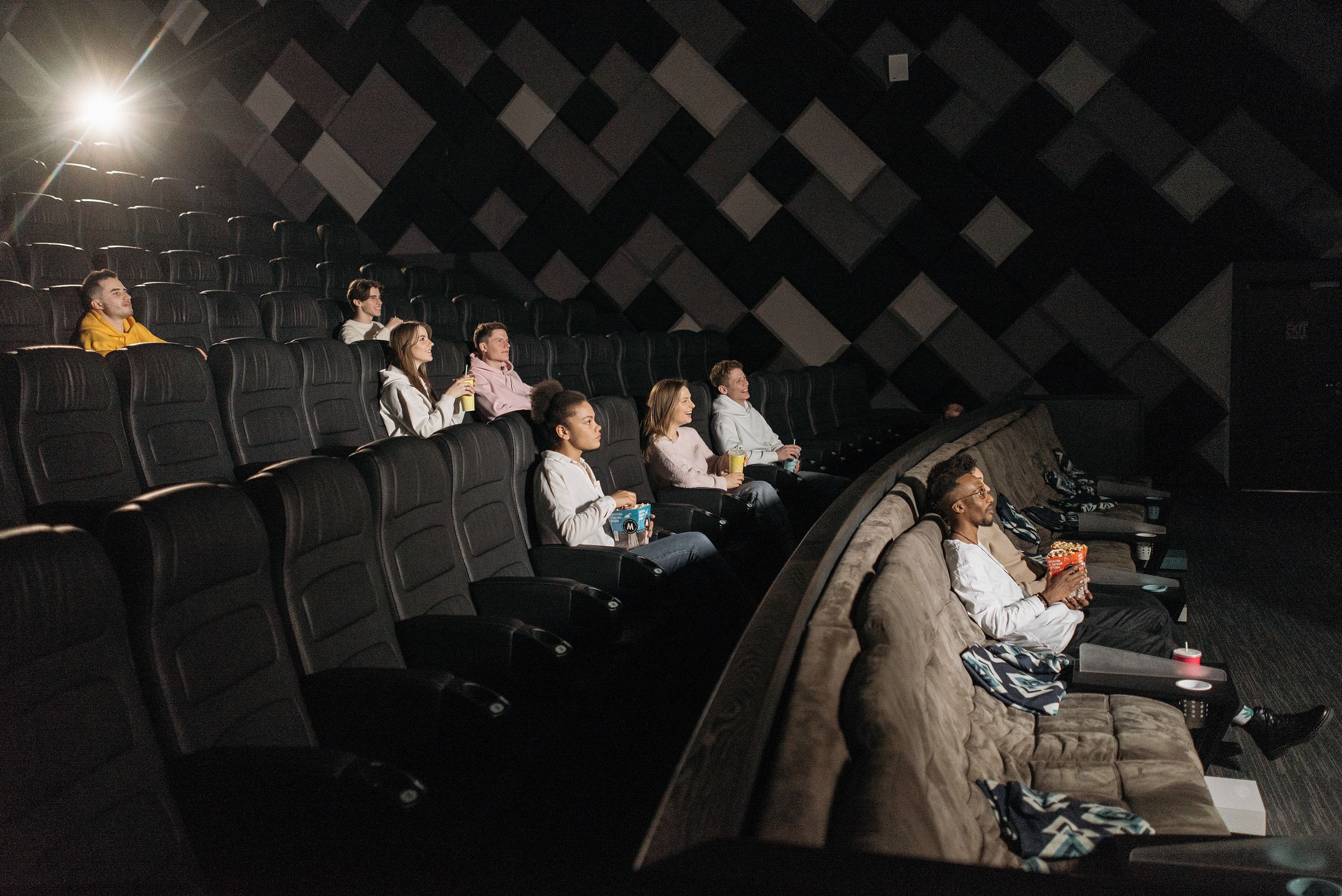 Público observa una película en una sala de cine moderna