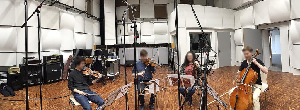 Cuarteto de cuerdas durante una sesión en un estudio de grabación