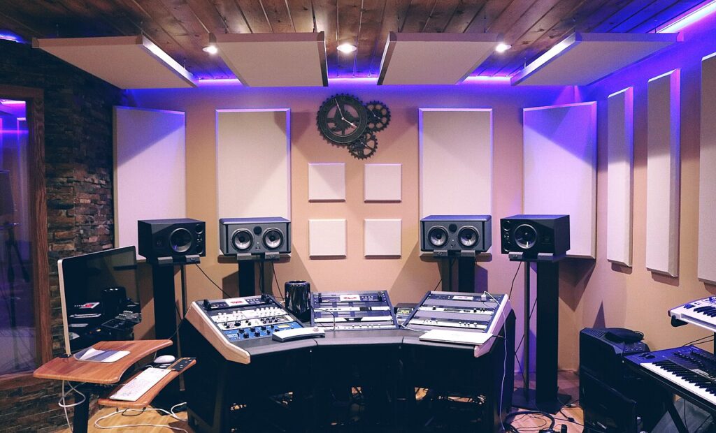Consola, monitores y teclado en un estudio de producción musical