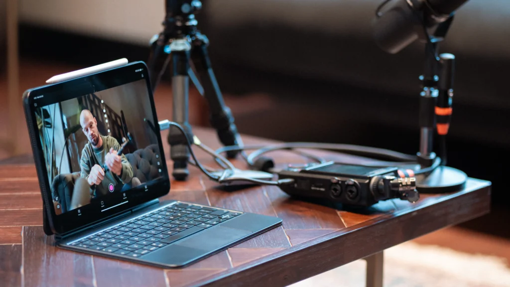 Cámara, micrófonos y tableta preparados para grabar un podcast