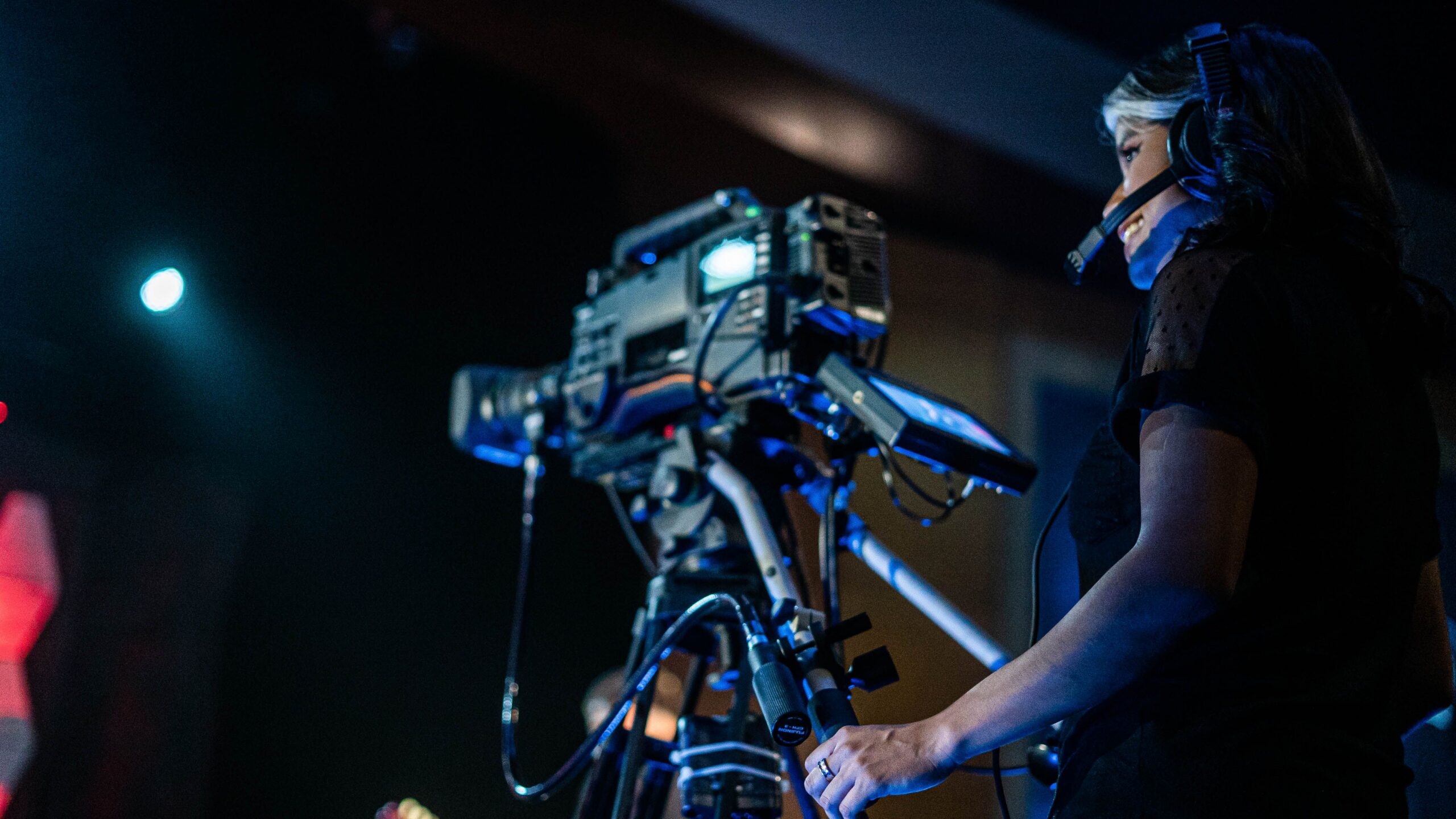 Videógrafa profesional operando una cámara durante una producción en vivo