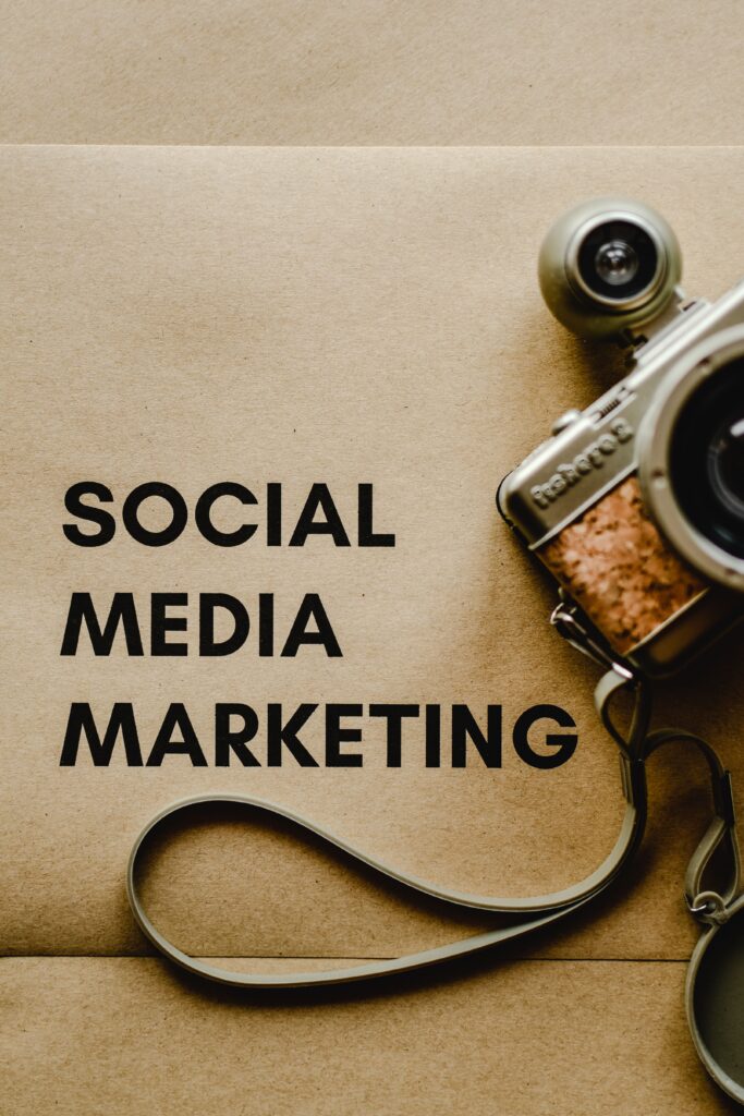 Cámara digital junto a una tarjeta con el concepto de marketing en redes sociales