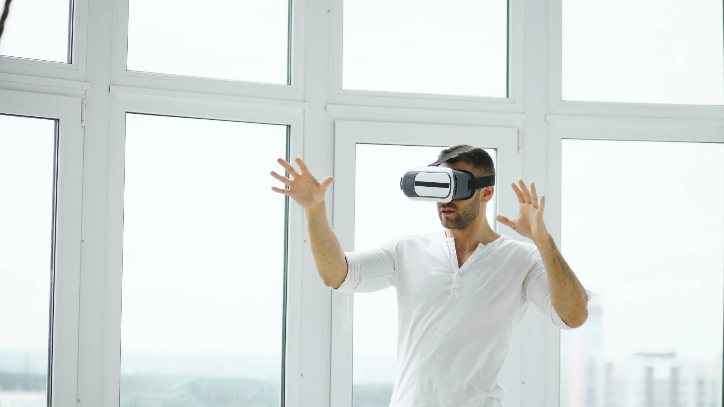 Persona con visor de realidad virtual interactúa mediante gestos de las manos