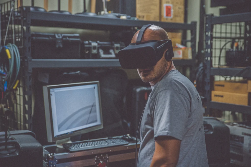 Desarrollador prueba un visor de realidad virtual junto a una computadora