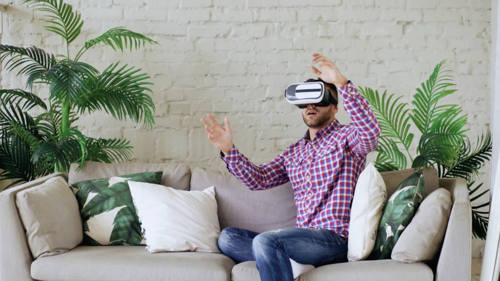 Usuario sentado prueba gestos de mano con un visor de realidad virtual