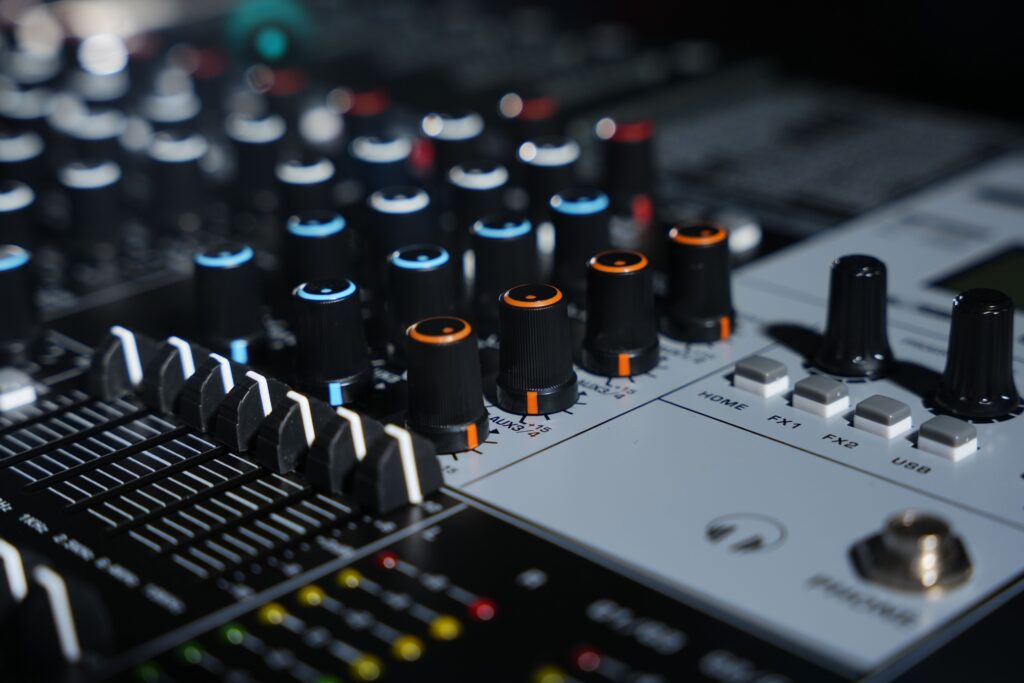 Acercamiento a perillas y faders de una mezcladora de audio