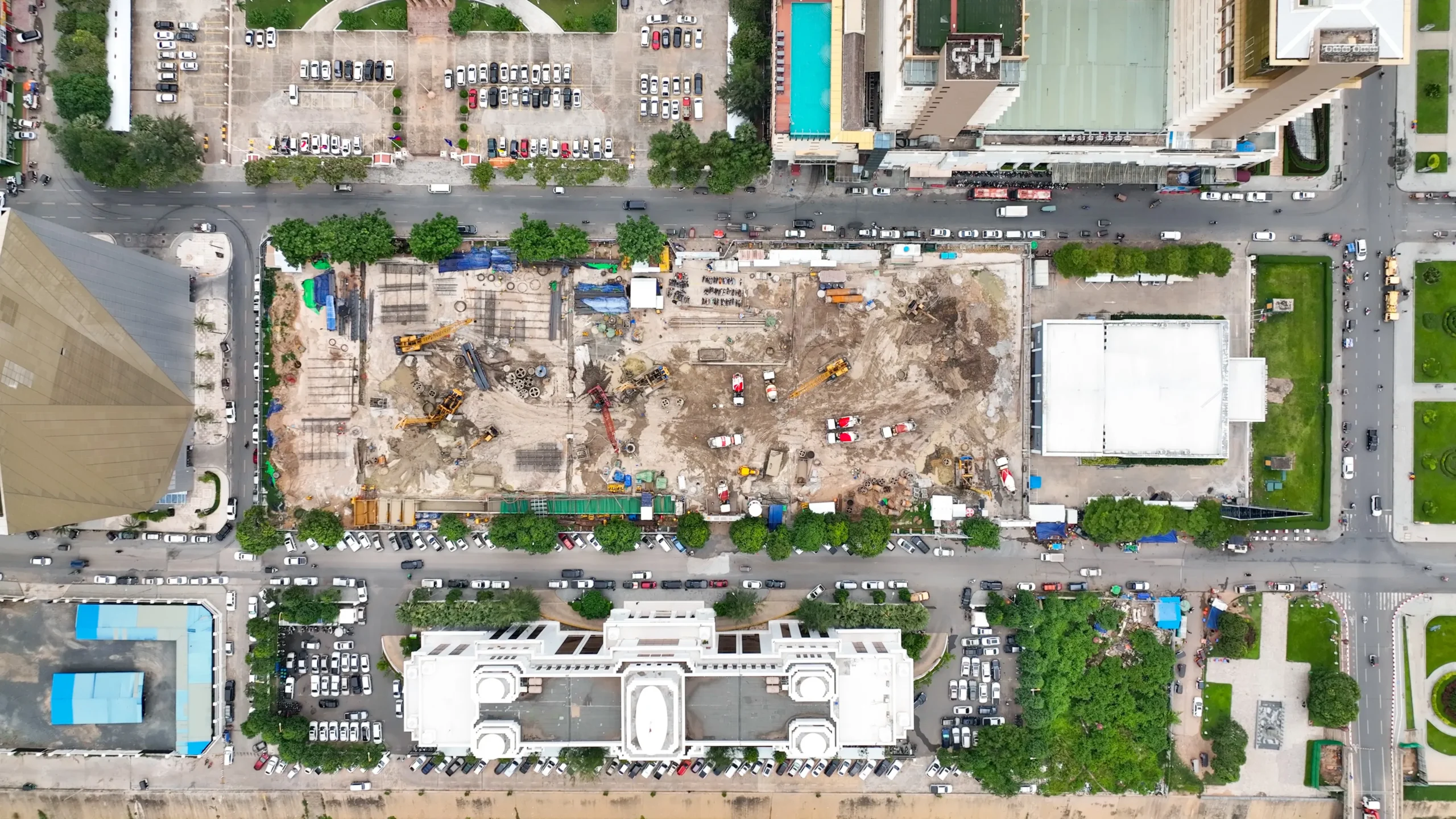 Vista aérea de una obra en construcción dentro de una zona urbana