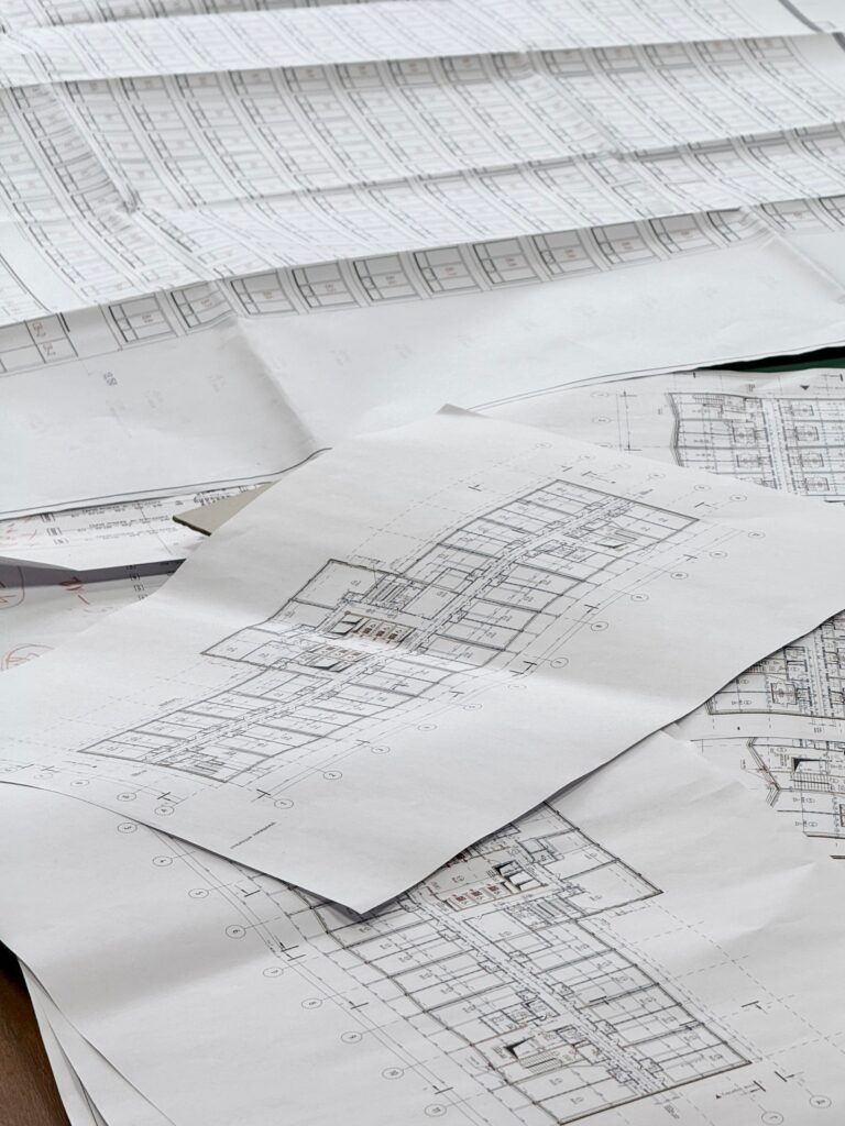 Planos arquitectónicos detallados extendidos sobre una mesa
