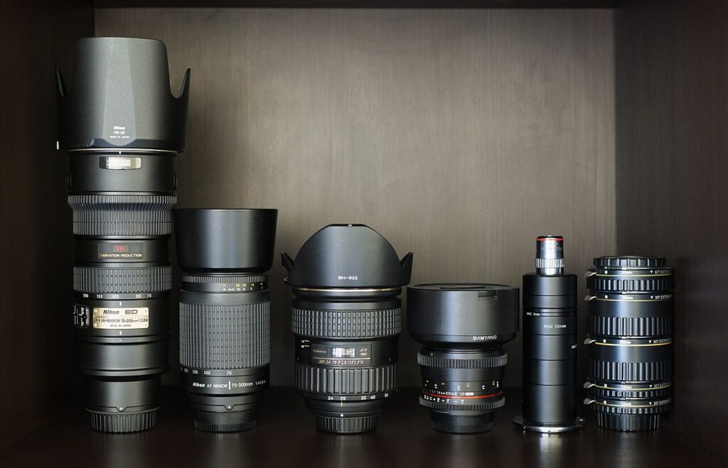 Fila de lentes fotográficos y tubos de extensión de diferentes tamaños