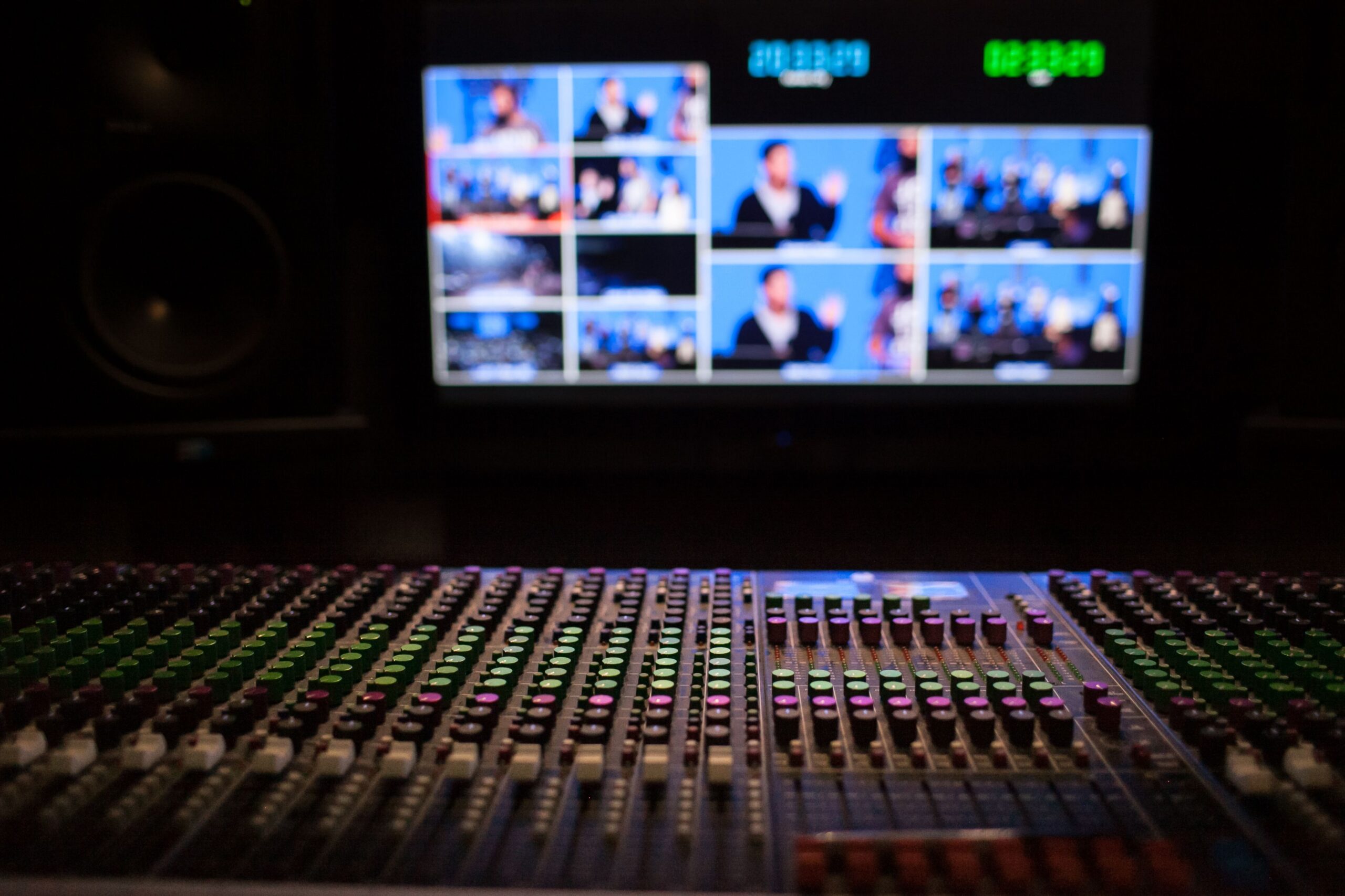 Consola de control y monitores con varias señales de video en un estudio