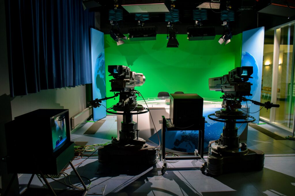 Cámaras de televisión frente a un fondo verde en un estudio