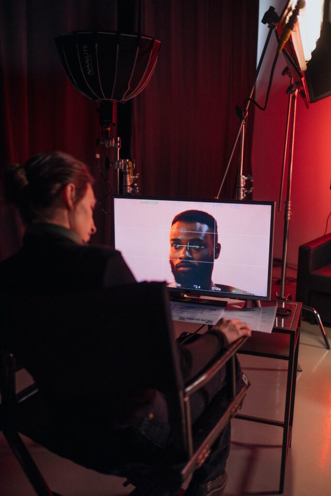Profesional audiovisual trabaja frente a varios monitores en un estudio