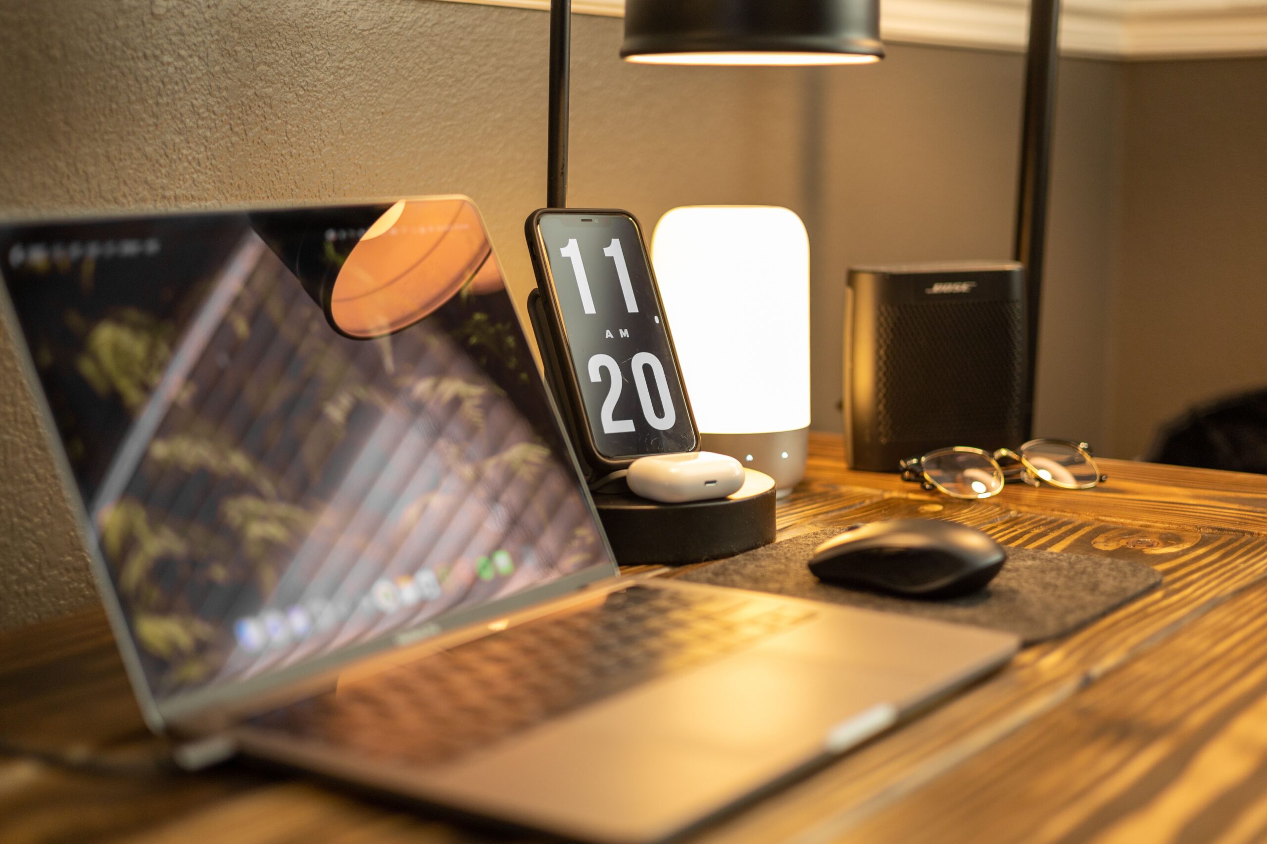 Escritorio con computadora, teléfono y bocina como conjunto de dispositivos conectados