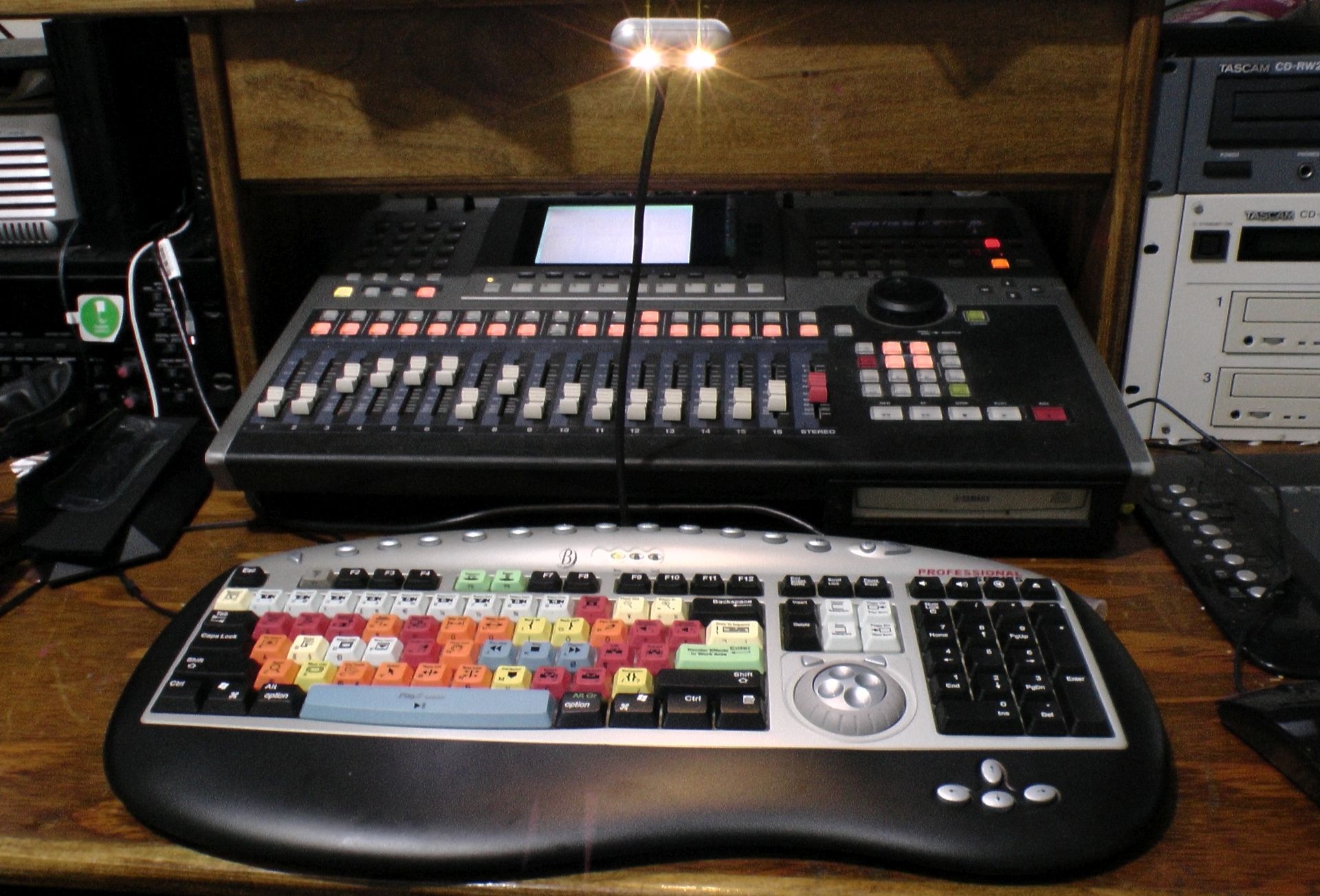 Estación de trabajo para edición de video con teclado de colores y consola de producción