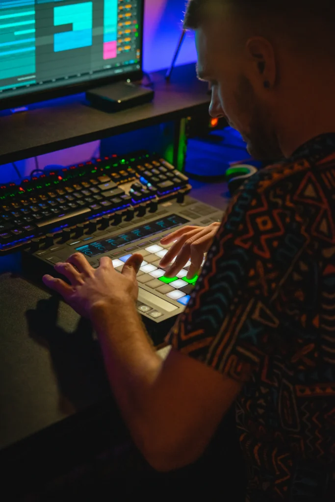 Cuando el ritmo sale de la pantalla: pensar la producción con las manos