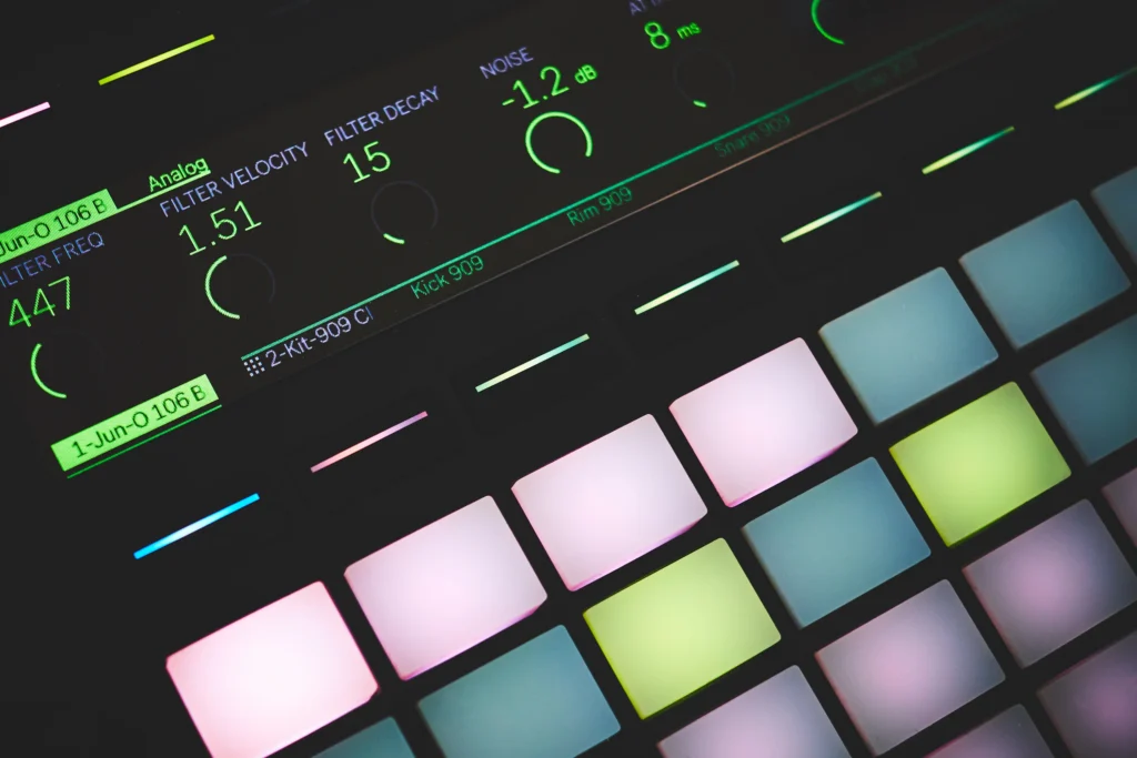 Cuadrícula iluminada de un controlador MIDI para producción musical