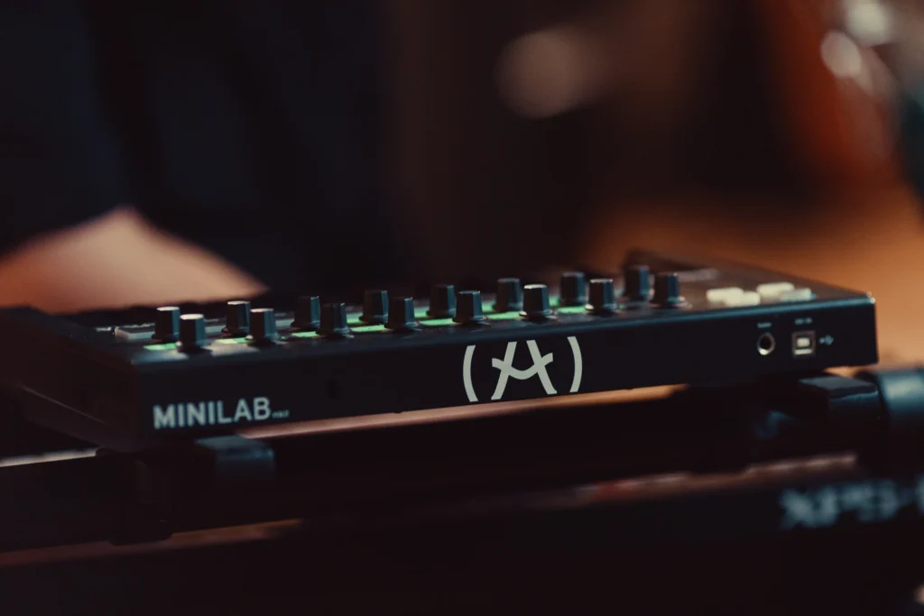 Controlador MIDI compacto con teclas, pads y perillas