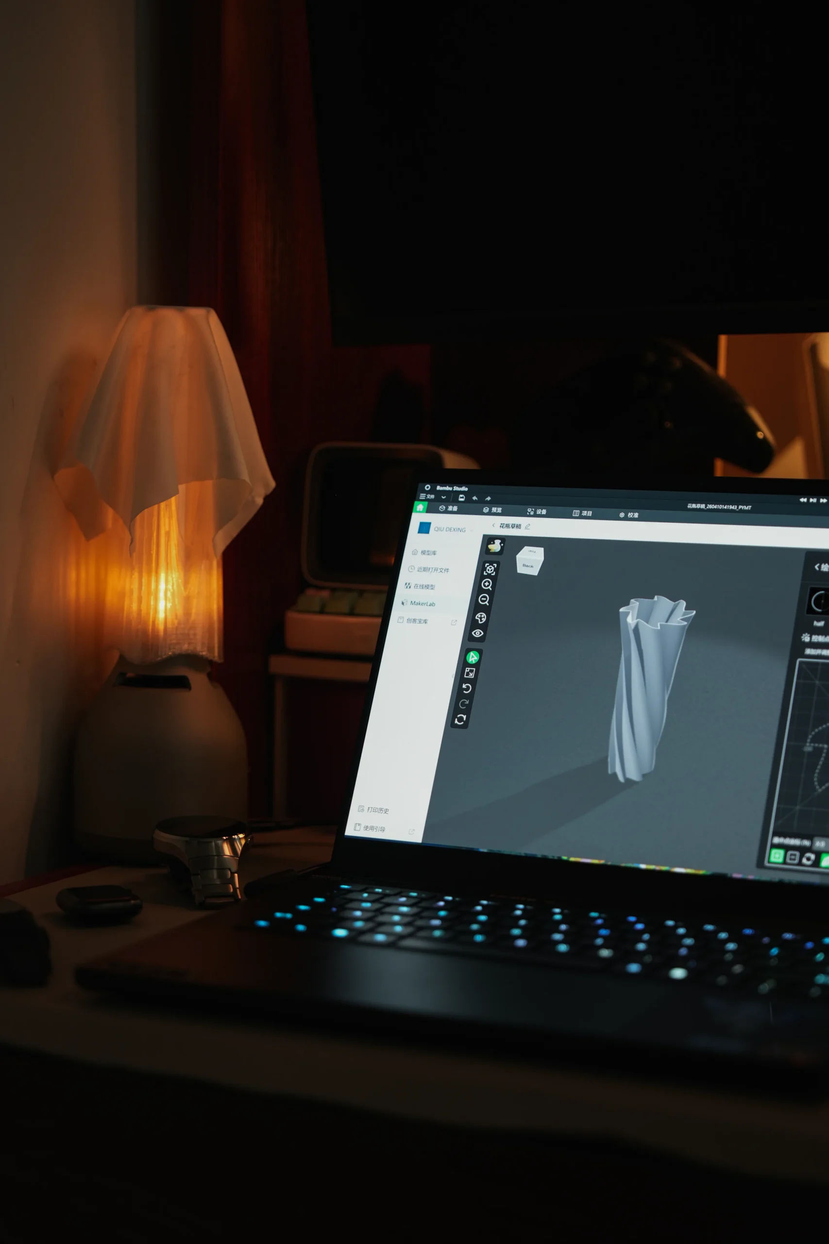 Computadora portátil que muestra un modelo 3D en un espacio de trabajo